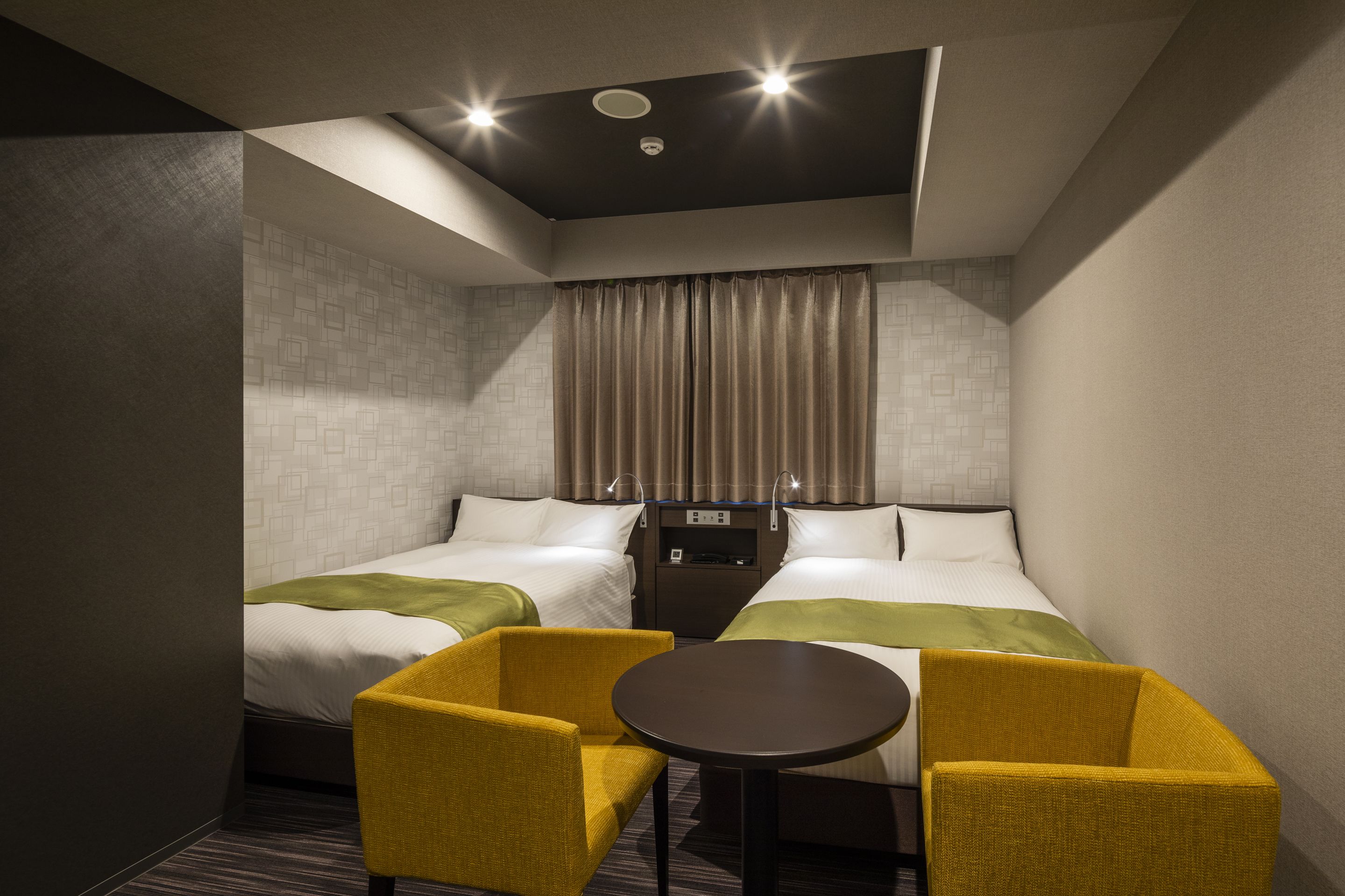 standard twin room, non smoking | in-room safe, individually decorated, desk, laptop workspace