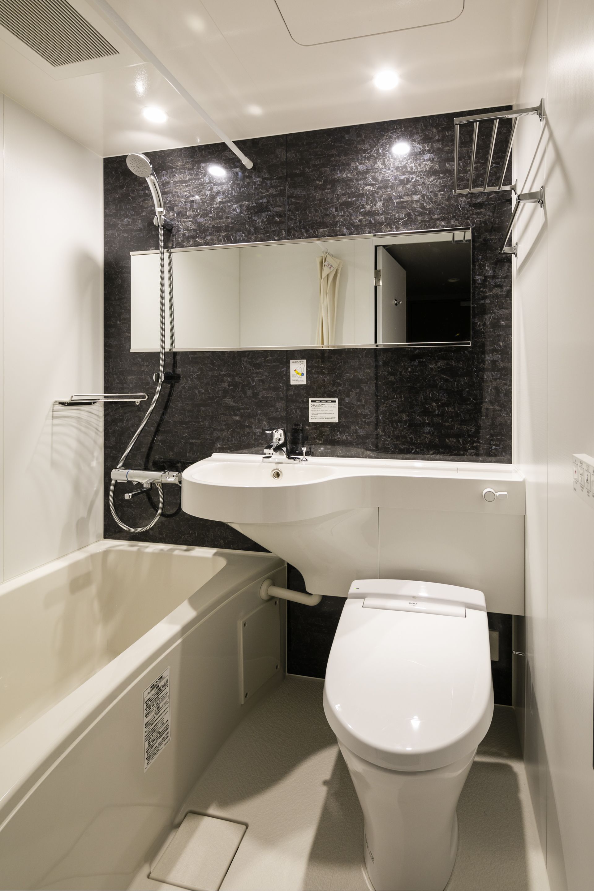 combined shower/bathtub, deep-soaking bathtub, free toiletries