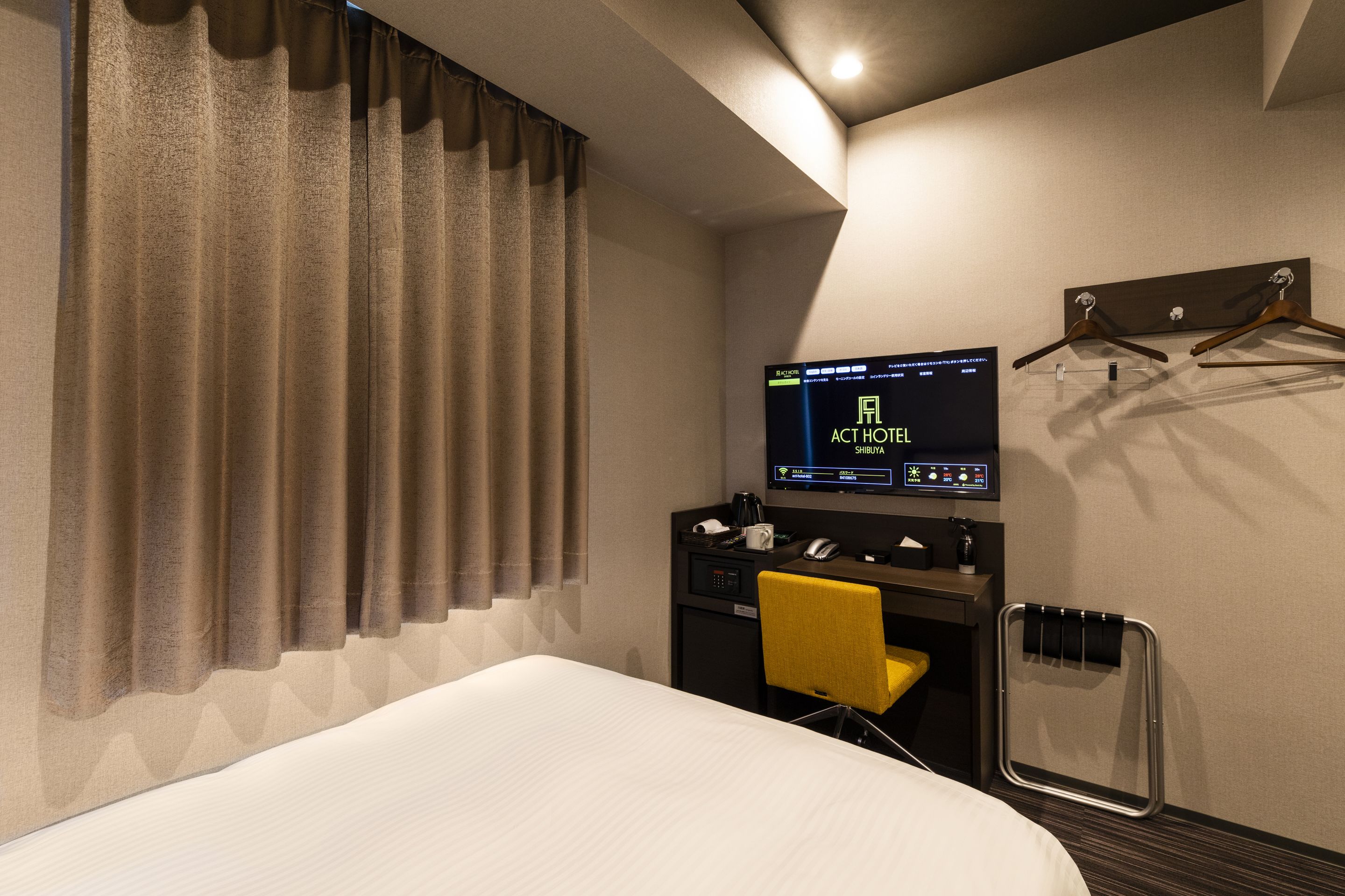 in-room safe, individually decorated, desk, laptop workspace