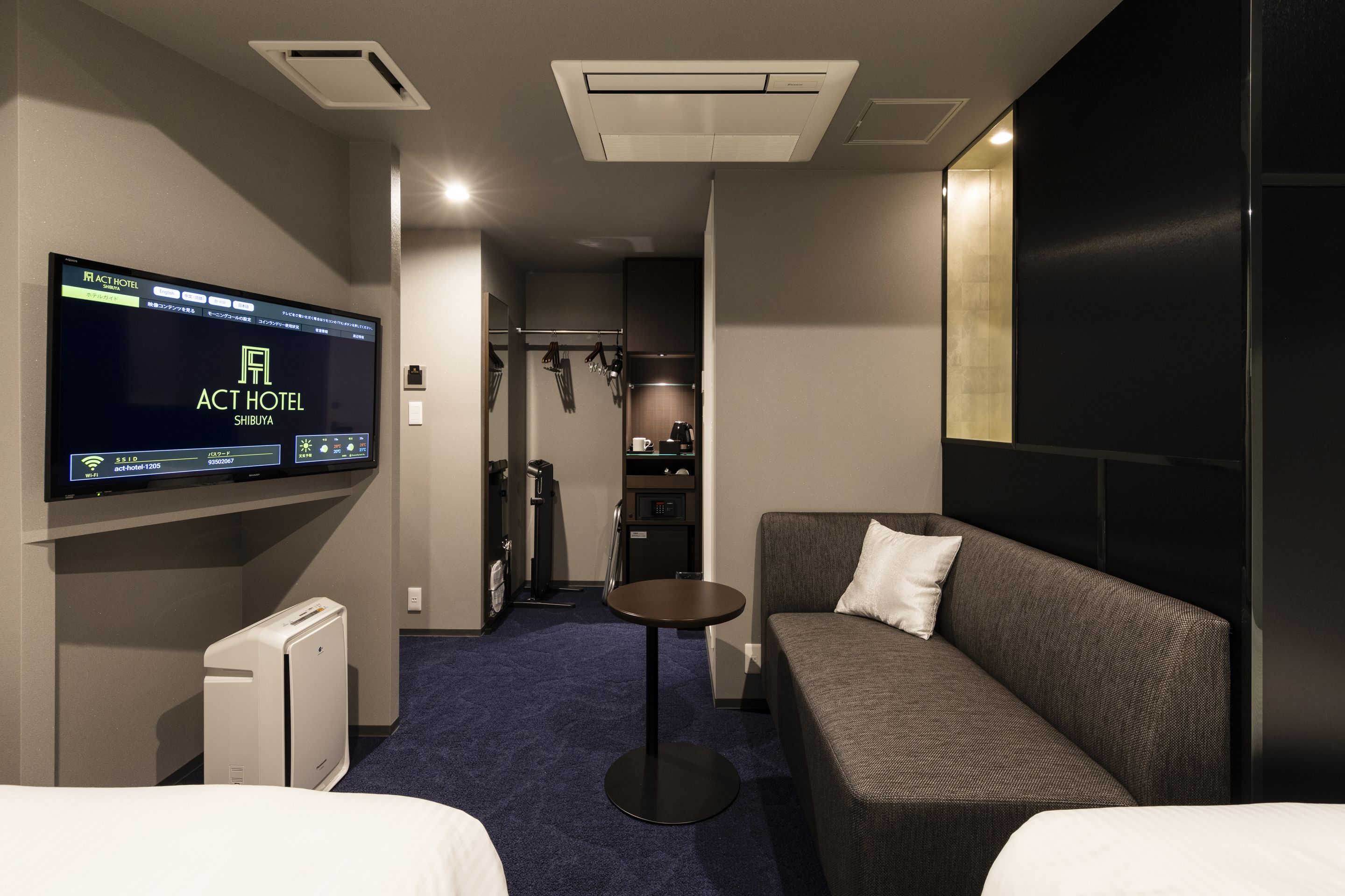 standard twin room, non smoking | in-room safe, individually decorated, desk, laptop workspace