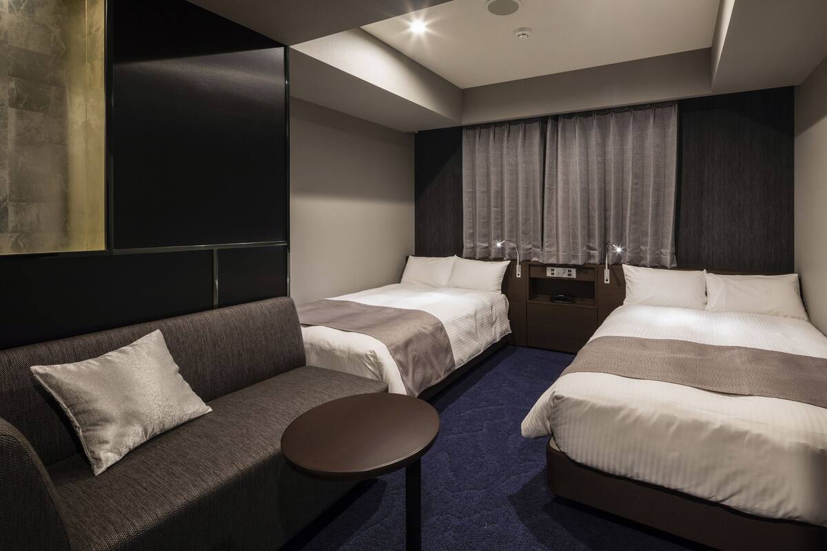Standard Twin Room, Non Smoking | 1 bedroom, in-room safe, individually decorated, desk