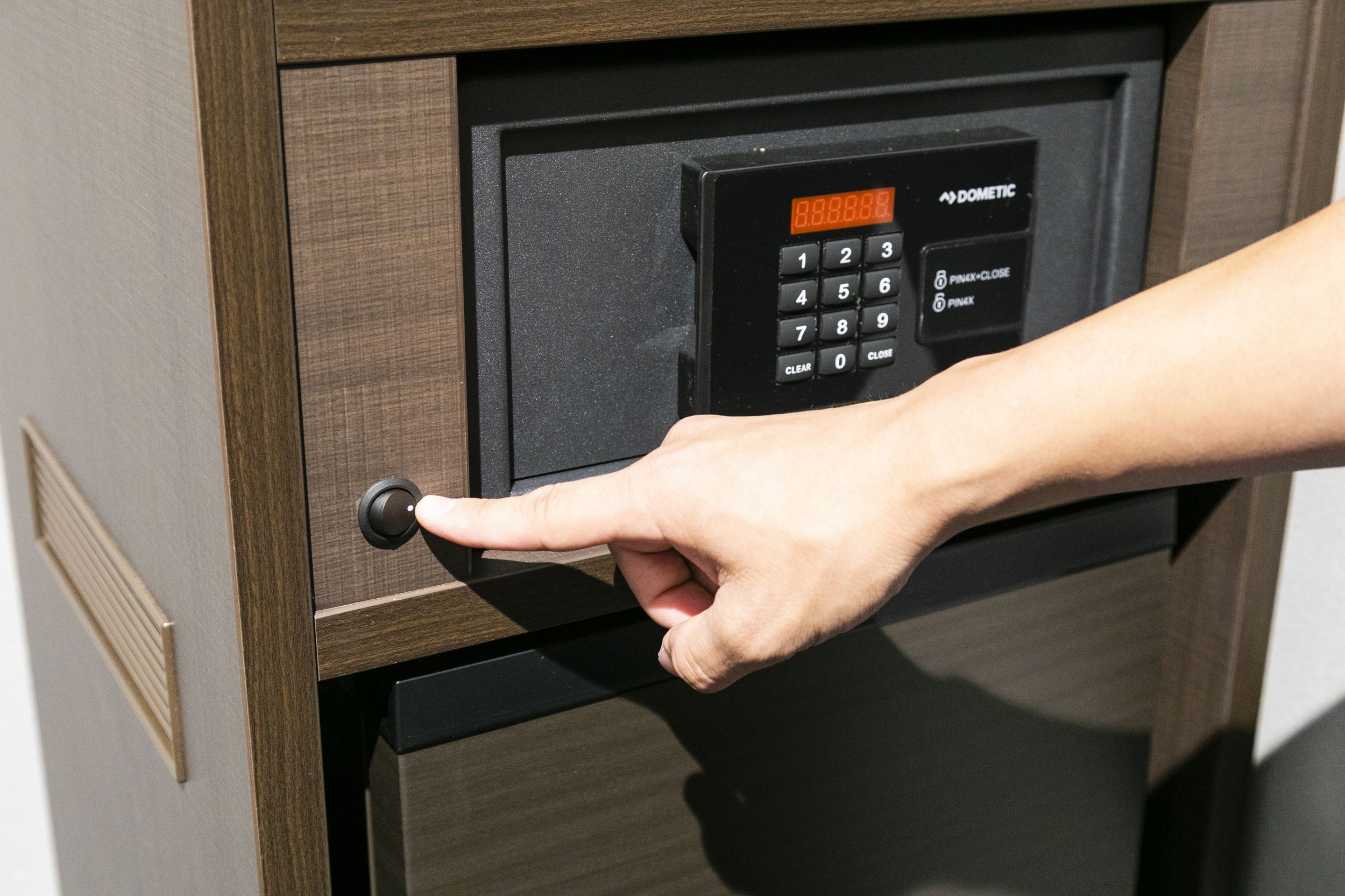 economy double room, high floor, non smoking | safe