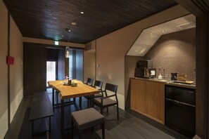 Rumah Tradisional, 3 kamar tidur, dapur, pemandangan kebun (Private Vacation Home) | Dapur pribadi | Lemari es besar, microwave, kompor, dan mesin pembuat kopi/teh