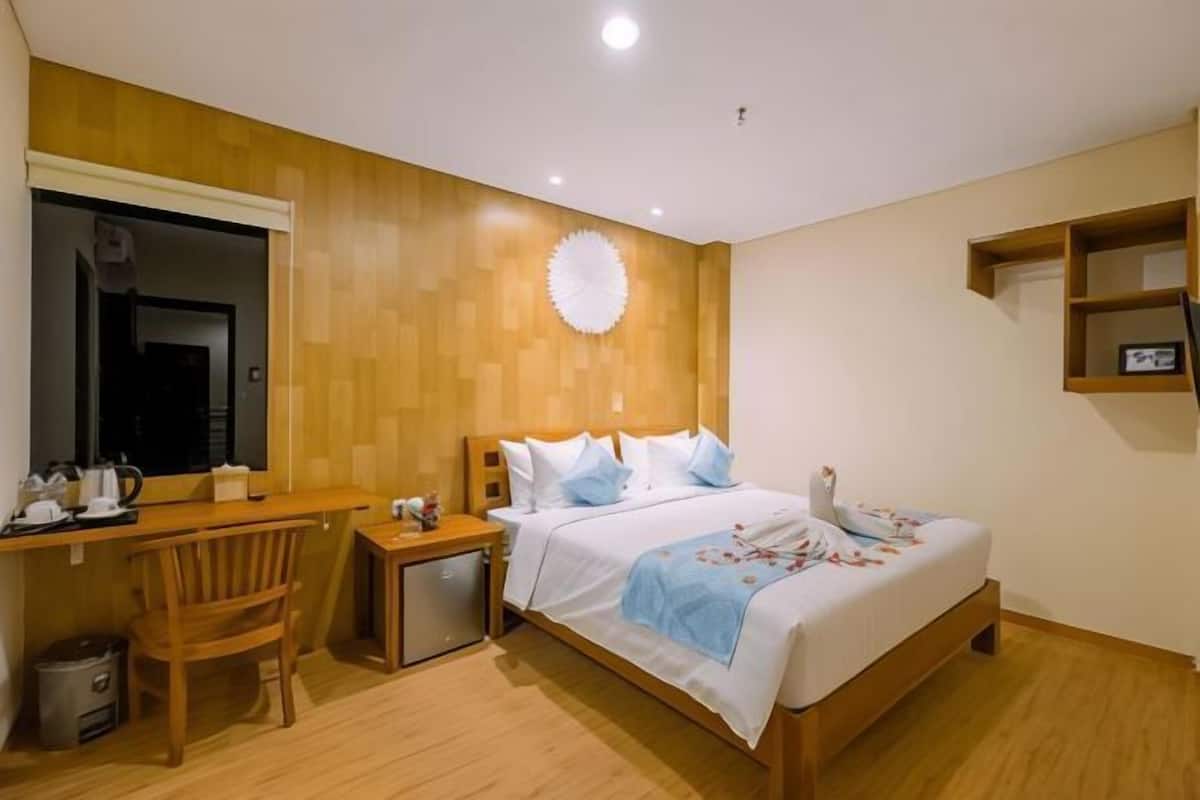 Een minibar, een kluis op de kamer, een bureau, gratis wifi