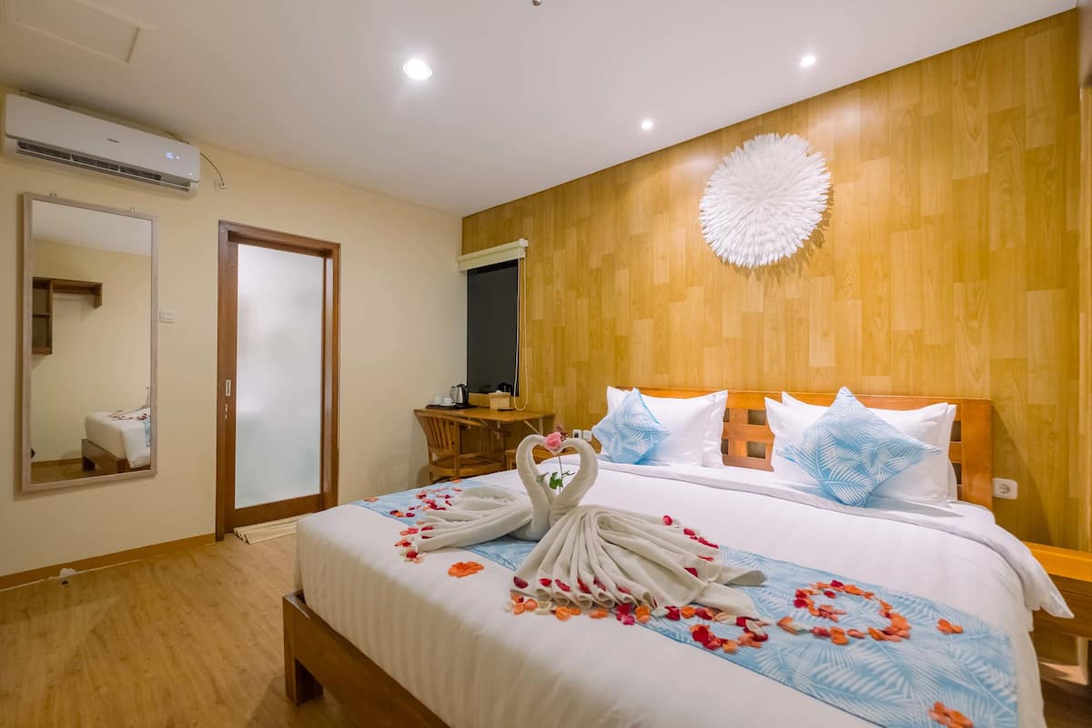 Frigobar, cofres nos quartos, escrivaninha, Wi-Fi de cortesia
