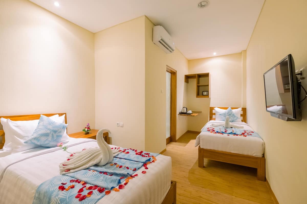 Quarto duplo standard, 2 camas de solteiro | Frigobar, cofres nos quartos, escrivaninha, Wi-Fi de cortesia
