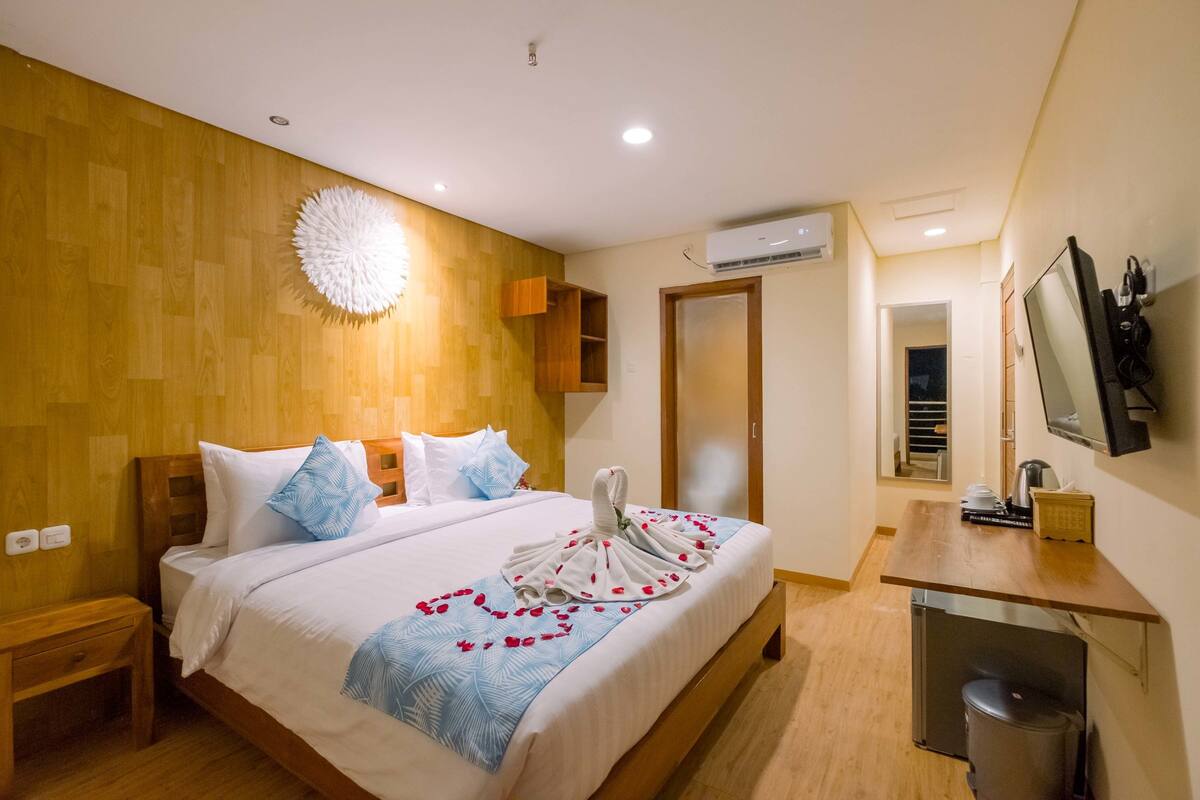 Quarto casal standard, 1 cama de casal, sacada | Frigobar, cofres nos quartos, escrivaninha, Wi-Fi de cortesia