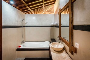 Villa, 1 habitación, para no fumadores, vista al jardín | Baño | Tina con regadera, tina profunda, amenidades de baño gratuitas 
