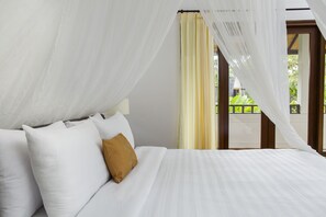 Frigobar, cofres nos quartos, cortinas blackout