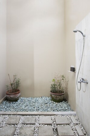 Villa Ville, 3 chambres, balcon | Douche de la salle de bain