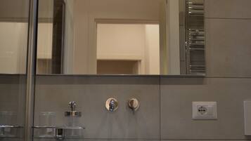 Luxury Double Room, Non Smoking, City View | Bathroom | Shower, rainfall showerhead, designer toiletries, hair dryer