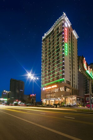 Front of property – evening/night - Ha Long Marina Hotel (Ha Long)