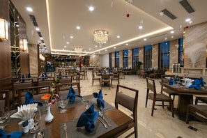 Breakfast, lunch, dinner served; local and international cuisine