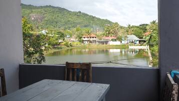 8-Bed Mixed Dormitory (Ensuite) | Living area