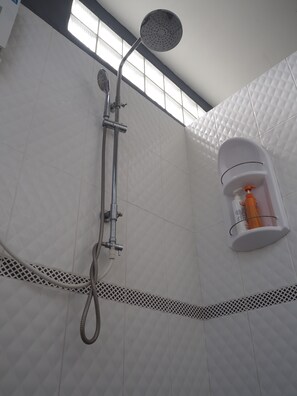 8-Bed Mixed Dormitory (Ensuite) | Bathroom | Combined shower/bathtub, rainfall showerhead, free toiletries - Palio Home - Hostel (Ko Pha-ngan)