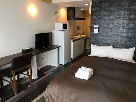 Cortinas blackout, wifi gratis y ropa de cama