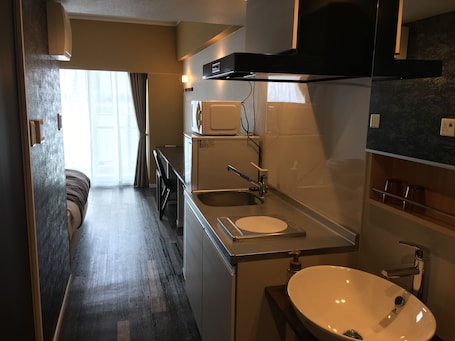Double Room | Private kitchenette | Fridge, microwave, stovetop