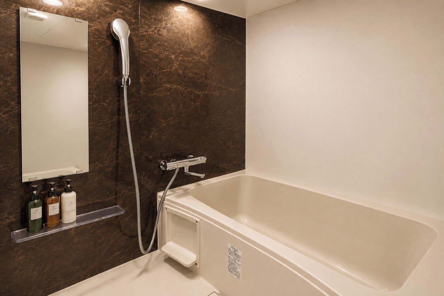 Un baño moderno con bañera, cabezal de ducha y espejo.