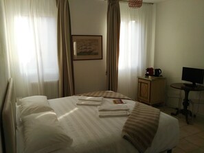 Camera Deluxe con letto matrimoniale o 2 letti singoli | Una cassaforte in camera, una scrivania, tende oscuranti