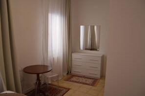 Chambre Confort double ou avec lits jumeaux | Coffre-fort, bureau, rideaux d’obscurcissement, système d’insonorisation