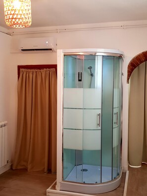 Habitació doble o amb dos llits individuals Comfort | Caixa forta a l'habitació, escriptori i cortines opaques 