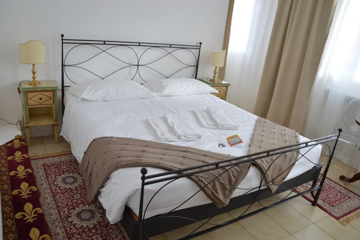 Deluxe Double or Twin Room | In-room safe, desk, blackout curtains, soundproofing