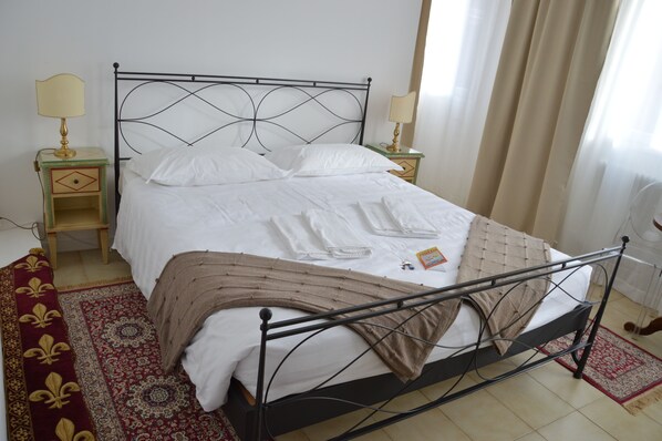 Habitació doble o amb dos llits individuals Deluxe | Caixa forta a l'habitació, escriptori i cortines opaques 