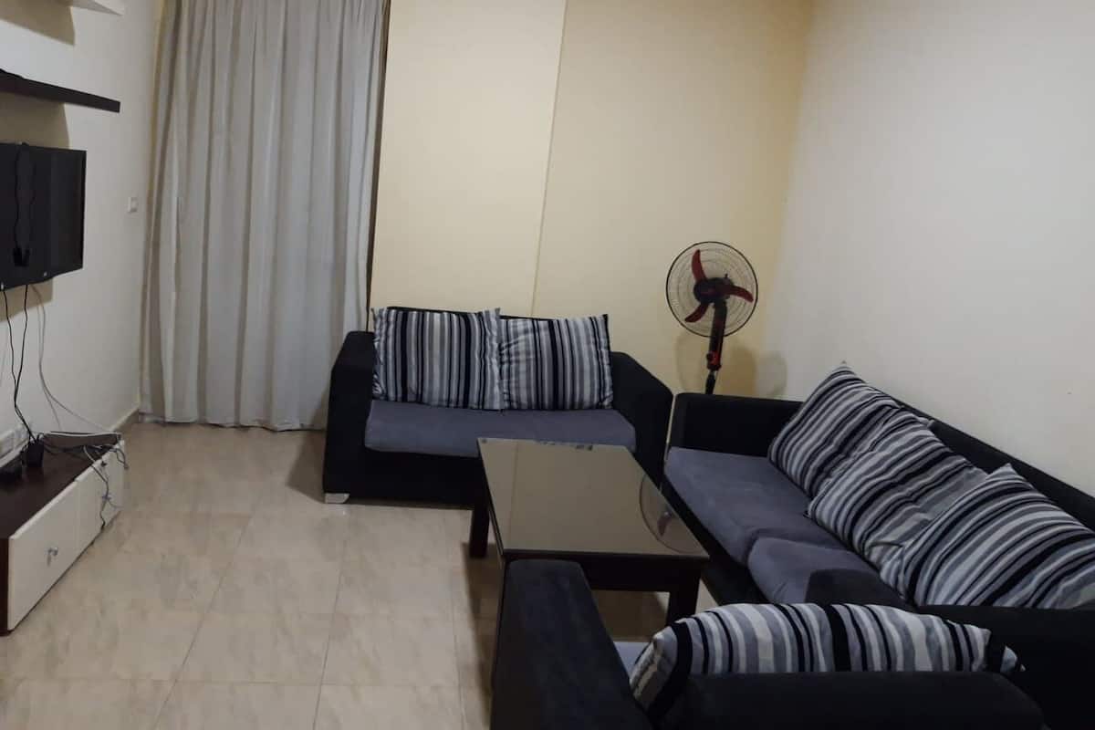 Basic-Apartment, Mehrere Betten, Bergblick | Wohnbereich | LED-Fernseher