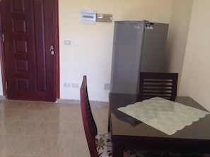 Fridge, oven, stovetop, coffee/tea maker