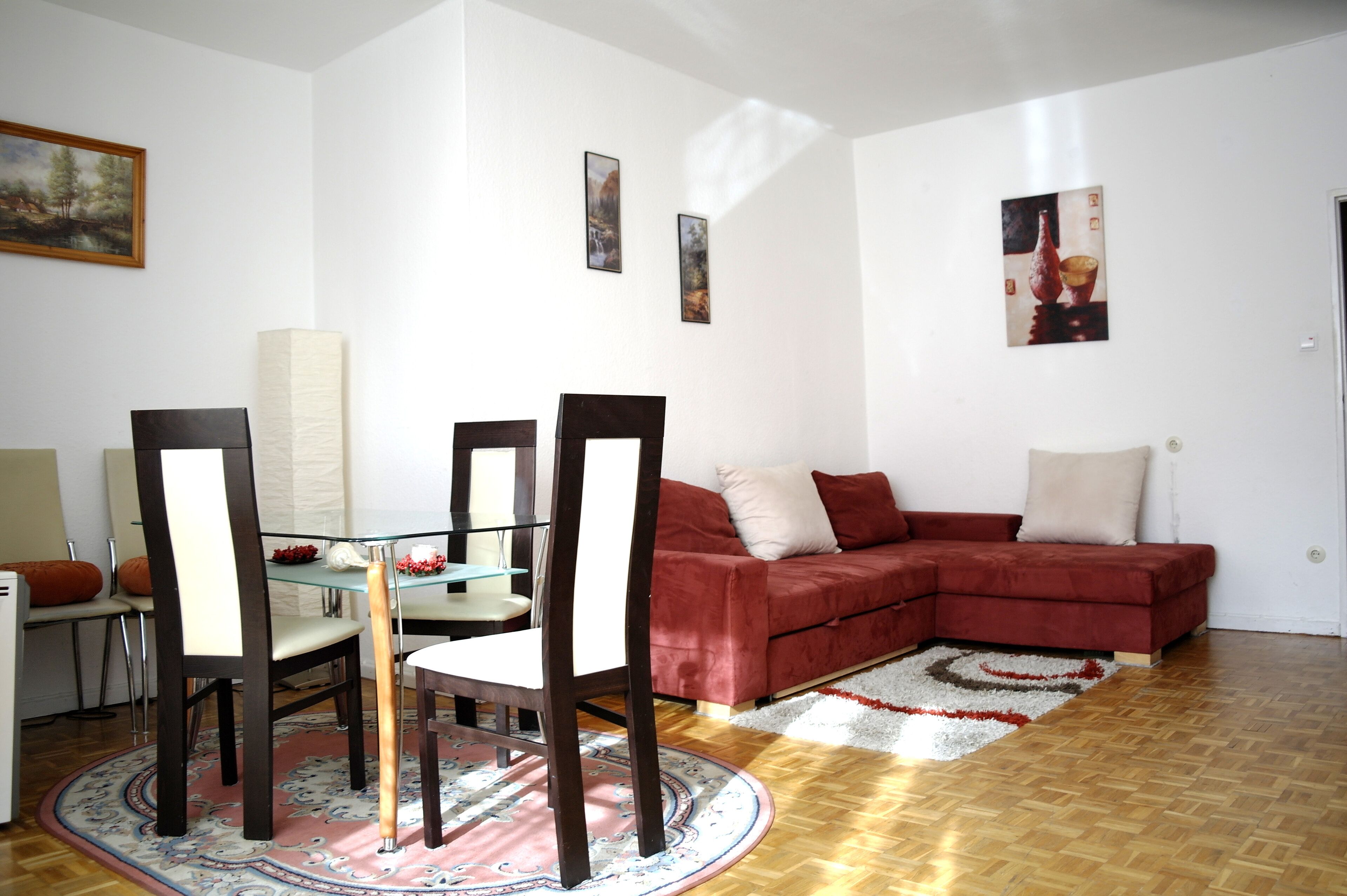 Appartement, balkon | Woonruimte | Flatscreentelevisie