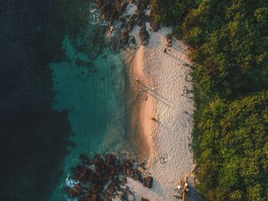 Ubicación cercana a la playa y arena blanca