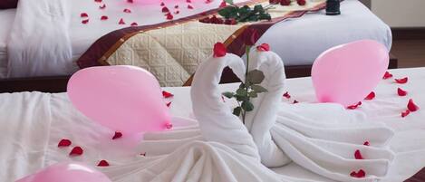 Artículos del minibar gratis y tabla de planchar con plancha