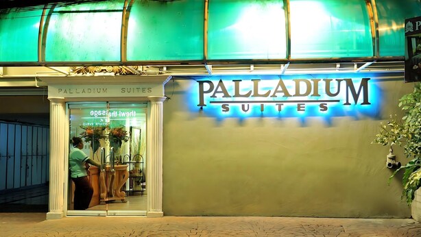 L'esterno delle Palladium Suites, con un ingresso ben visibile e un cartello sopra la porta.