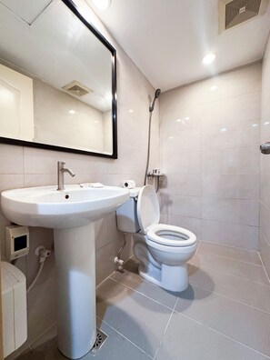 Quarto quádruplo família | Banheiro | Chuveiro, toalhas de banho, sabonete, shampoo