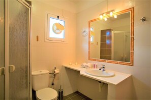 别墅 | 浴室 | 独立的浴缸和淋浴、免费洗浴用品、吹风机、毛巾