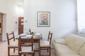 Apartemen, 2 kamar tidur | Makan di kamar