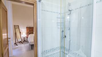 Apartment, 2 Schlafzimmer | Badezimmer | Dusche, Haartrockner, Bidet, Handtücher