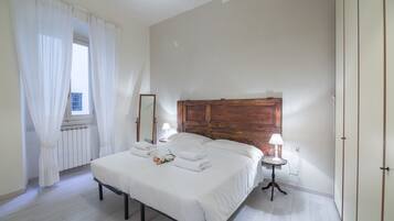 Apartment, 2 Schlafzimmer | 2 Schlafzimmer, individuell dekoriert, Schreibtisch