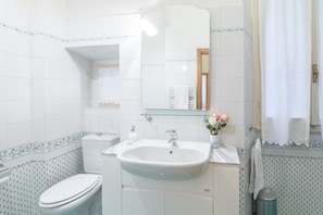 Bathroom - Pontormo by Mmega (Florence)