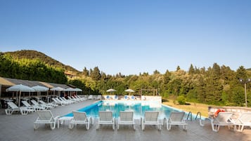 Piscine extérieure, chaises longues