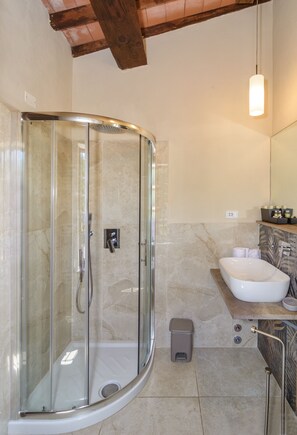 Double or Twin Room, Annex Building | Bathroom | Shower, rainfall showerhead, free toiletries, hair dryer - Villa Rinascimento Dependance (Lucca)