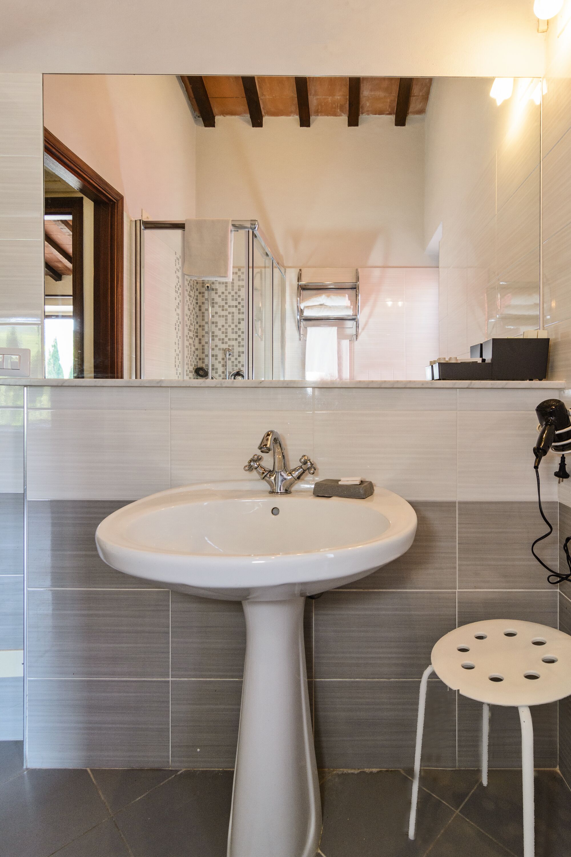 shower, rainfall showerhead, free toiletries, hair dryer