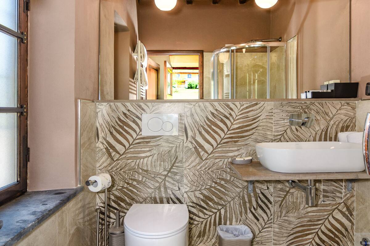 shower, rainfall showerhead, free toiletries, hair dryer