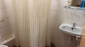 Combined shower/tub, hair dryer (on request), towels - Shalom House - Hostel (Nairobi)