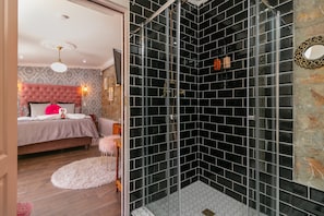 Double Room, 1 Queen Bed (Off the Wall)