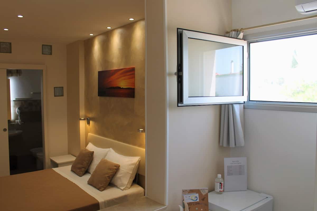 Deluxe tweepersoonskamer | Luxe beddengoed, donzen dekbedden, een minibar, een kluis op de kamer
