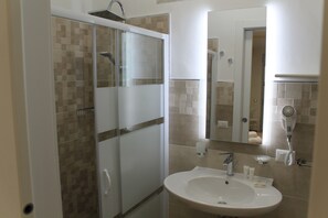 Habitación Deluxe doble | Baño | Ducha y cabezal de ducha tipo lluvia