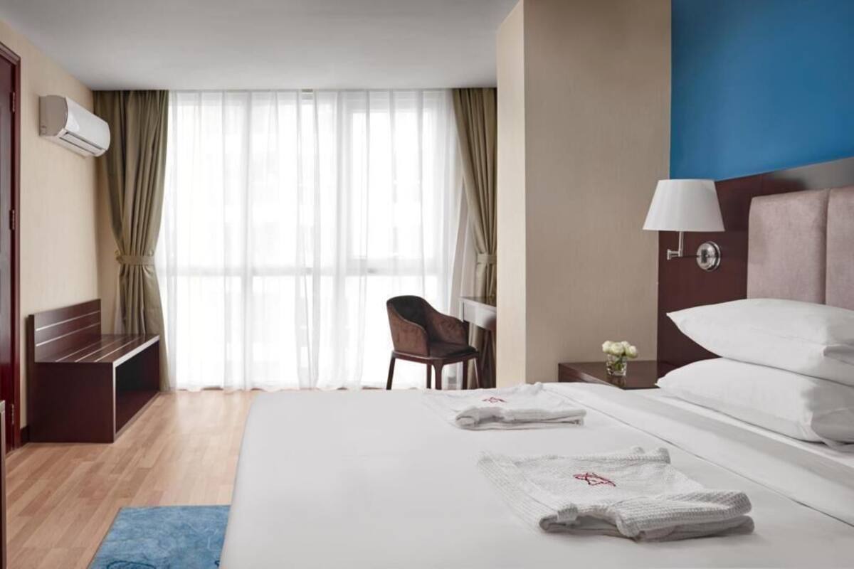 Hypo-allergenic bedding, minibar, in-room safe, desk