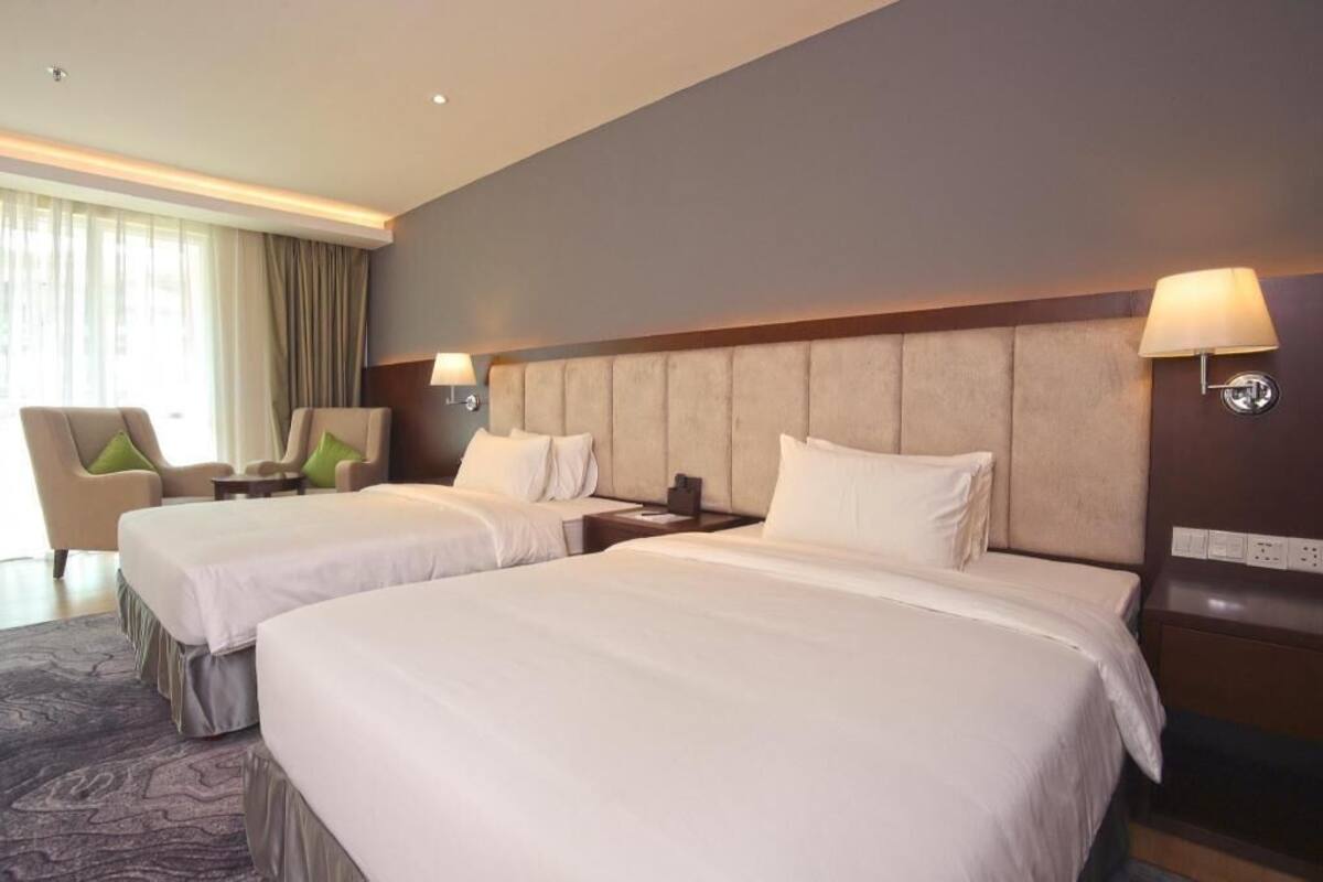 Hypo-allergenic bedding, minibar, in-room safe, desk