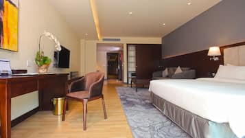 Hypo-allergenic bedding, minibar, in-room safe, desk